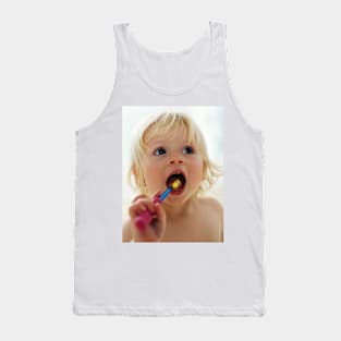 Baby girl brushing teeth (M830/1263) Tank Top